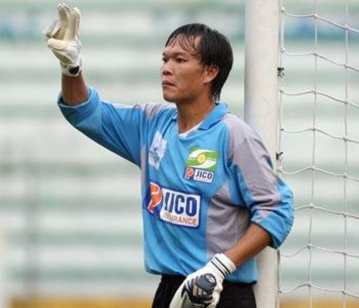 Thủ môn Dương Hồng Sơn sinh ngày 20/10/1982 tại huyện Quỳnh Lưu, Nghệ An. Anh đam mê bóng đá khi còn rất nhỏ vào được chọn vào lò đào tạo danh tiếng Sông Lam Nghệ An từ năm 14 tuổi.